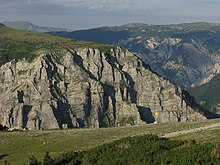 Deutlich gebankter Grafensteigkalk der tieferen Zäunlwand unter dem Lohmstein (Wetterstein-Riffkalk), vom Schauerkogel aus