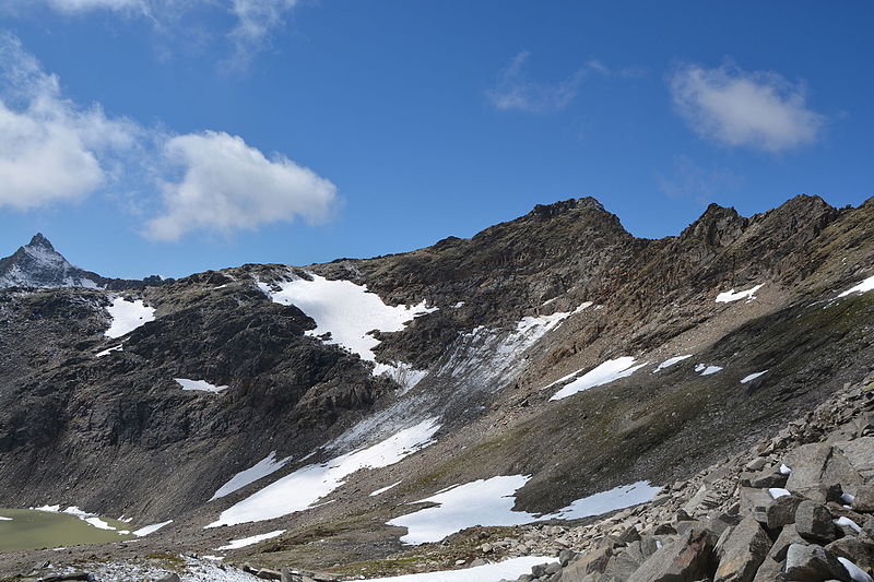 File:Schnitzkogel mit Wildenkees, dahinter die Hintere Michlbachspitze.JPG