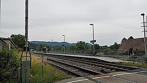 Double-track jalur kereta api dengan satu sisi platform