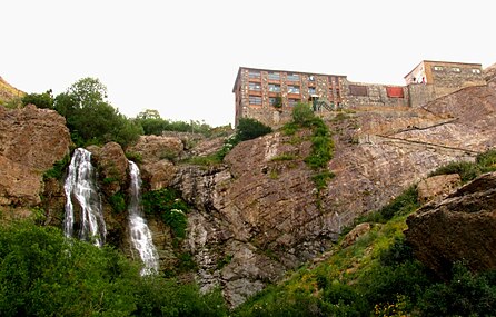 آبشار دوقلو و مجتمع شیرپلا