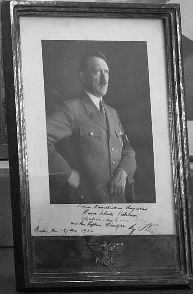 File:Signed Photograph of Adolf Hitler and His Best Wishes for Reza Shah Pahlavi - Sahebgharanie Palace - Niavaran Palace.JPG