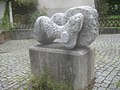 Kreatur, Skulptur von de:Hüseyin Altin, Rauchkristall (Krastaler Marmor), 1980, Stuttgart-Süd, Sperberweg 17, Eierplätzle.