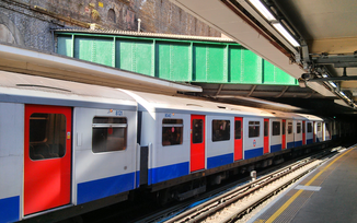Westbourne strømmer gennem en akvædukt (grøn) gennem Sloane Square metrostation.