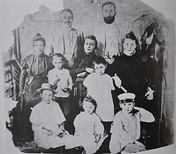 Spielrein familia, 1896 (behean Sabina, Emilia eta Jan; erdian ama, Eva eta Isaac, atzean aita ezkerrean)