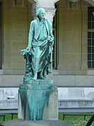 Statue de Parmentier à la faculté de pharmacie de Paris.