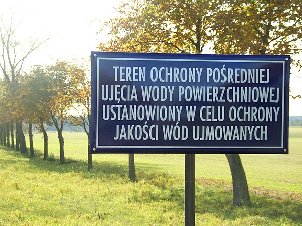 A formal-tone informative sign in Polish, with a composition of vowels and consonants and a mixture of long, medium and short syllables