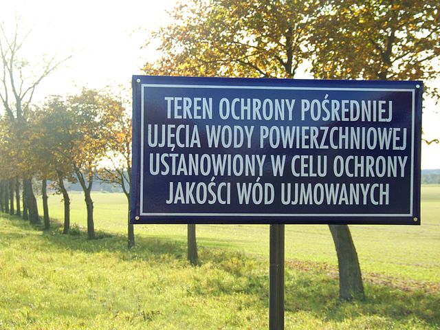 A formal-tone informative sign in Polish, with a composition of vowels and consonants and a mixture of long, medium and short syllables