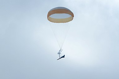 Después de completar su misión, el dron aterriza con ayuda de un paracaídas.