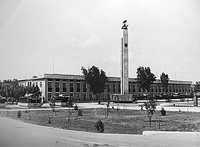 um dos quartéis no território da escola e um memorial aos petroleiros