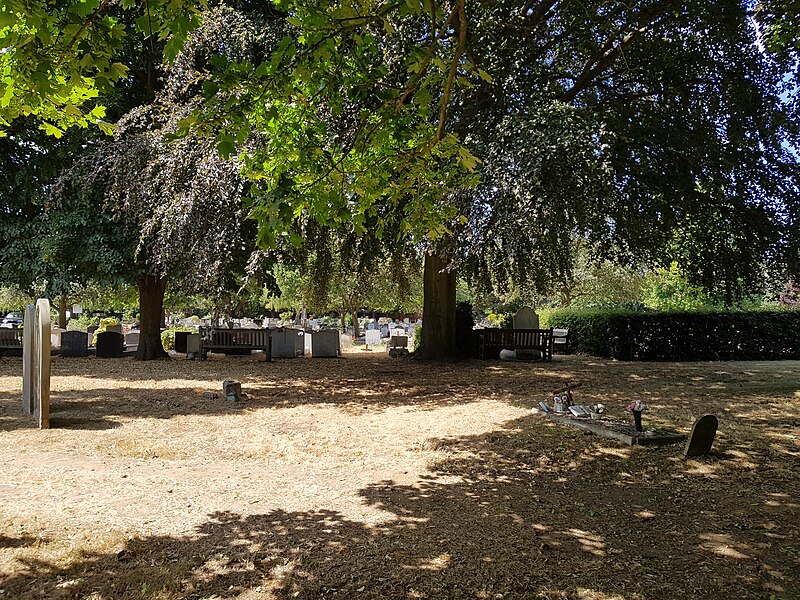 File:Teddington Cemetery— 20180711 124026 (28471749497).jpg