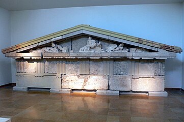 Restauración del entablamento (frontón y friso) del Tesoro de Megara. Hacia 520 a. C.