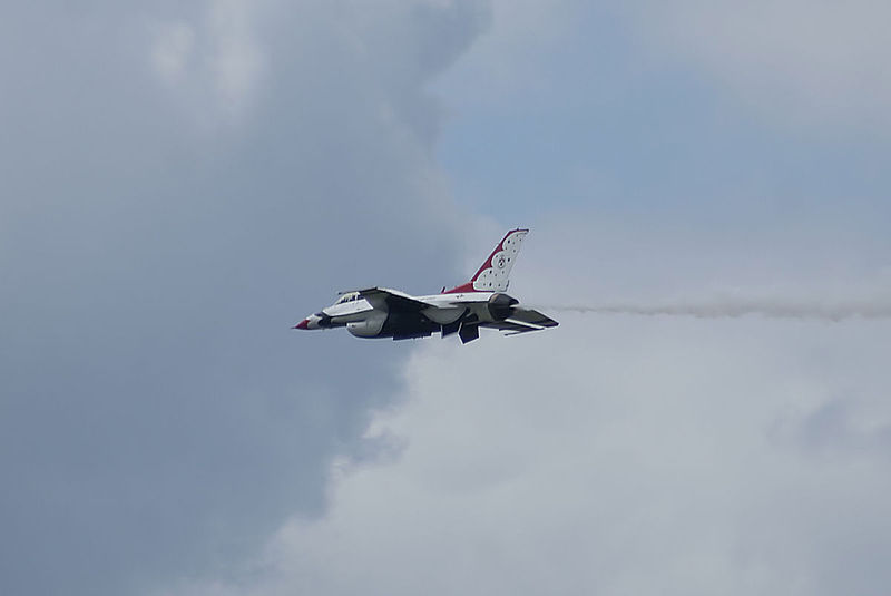 File:Thunderbirds Lockheed-Martin F-16C Fighting Falcon Number 5 Solo Roll 10 SNF 16April2010 (14650336283).jpg