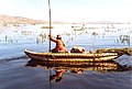 Uros-Indiaanse in een rieten boot op het Titicacameer