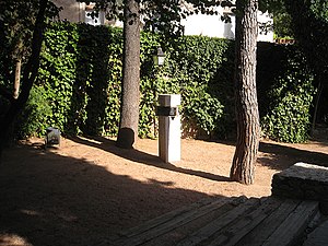 Ana Franki eskainitako monumentua Gironan (Katalunia). Daviden izar ezkutua, zerutik bakarrik ikus daitekeena. Egilea: Xavier Roqueta
