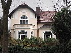 Villa mit Seitenrisalit und Erker - 53°41′45″N 9°42′32″E﻿ / ﻿Uetersener Straße 33﻿ / 53.695773; 9.708865 - Baujahr: 1912