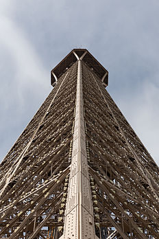 Topo da Torre Eiffel visto a partir de seu segundo piso, Paris, França. (definição 3 187 × 4 781)