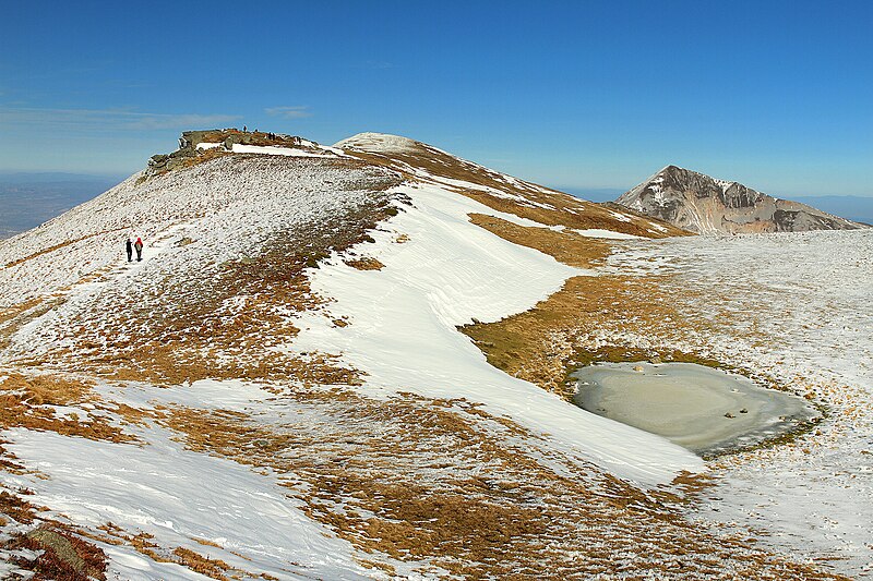 File:Trekking top of Piribreg.jpg