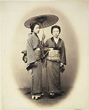 Portés par deux jeunes femmes[33] (1867-1869).