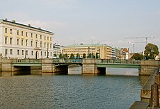 Tyska Bron sedd från Södra hamngatan. Till vänster Göteborgs rådhus.