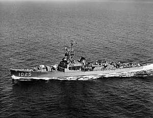 USS Bauer (DE-1025) underway at sea in the late 1950s.jpg