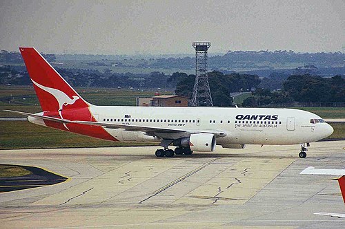 VH-EAJ B767-238ER Qantas MEL 25SEP99 (6763082035).jpg