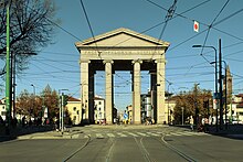 Veduta della Porta Ticinese, Milano, vista dal corso San Gottardo verso il centro.jpg