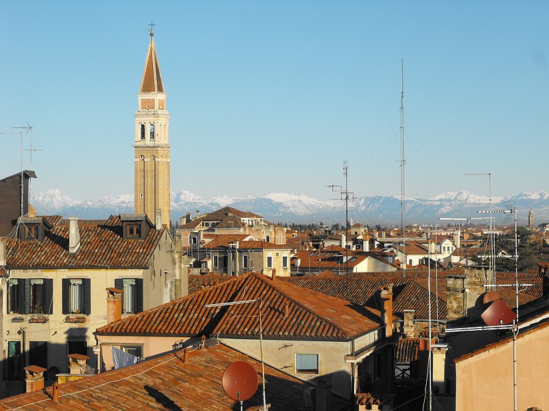 File:Venezia, Campanile di S. Francesco della vigna e montagne - panoramio.jpg