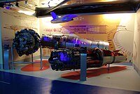מנוע אטאר 101E חתוך ומאחוריו מנוע 101D בתצוגה במוזיאון.