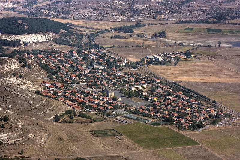 File:Village Shiroko Pole Bulgaria.jpg