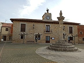 Villalaco. Ayuntamiento y rollo 2.jpg