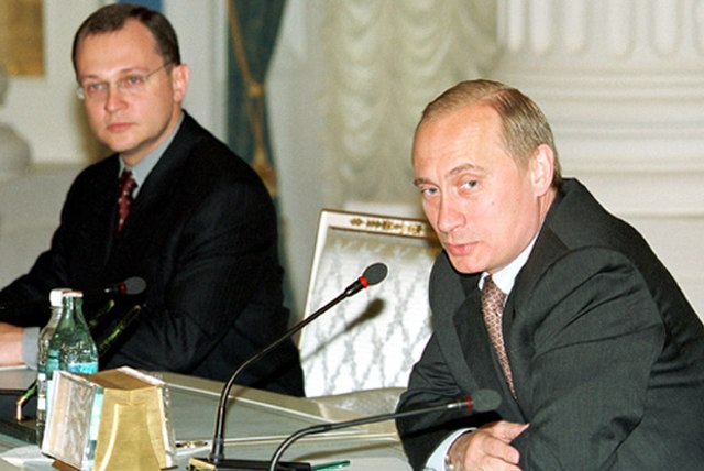 Sergey Kiriyenko (left) and Russian President Vladimir Putin, 2000
