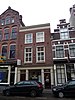 Huis van twee bouwlagen, een kap loodrecht op de straat en een, dichtgeworpen, kelder