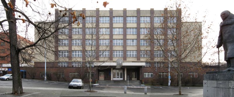 ファイル:Vysoka skola ekonomicka stara budova.jpg