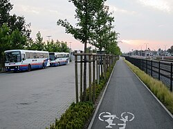 Plac postojowy dla autobusów i ścieżka rowerowa wzdłuż torów