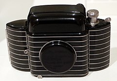 Walter dorwin teague, chester w. crumrine e joseph mihalyi per eastman kodak co., macchina fotografica bantam special, rochester (NY), 1936-40.jpg