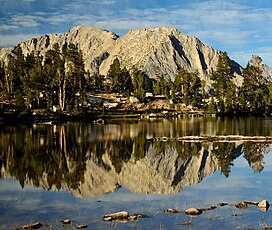 Barat Vidette dari Bullfrog Lake.jpg