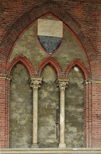 File:Window Palazzo Pubblico Siena.jpg