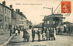 Le tramway à son terminus de la gare de Mohon On distingue au second plan l'une des deux rotondes du dépôt de Mohon.