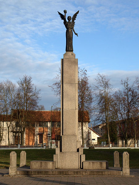 Ziezmariai statue of freedom.jpg