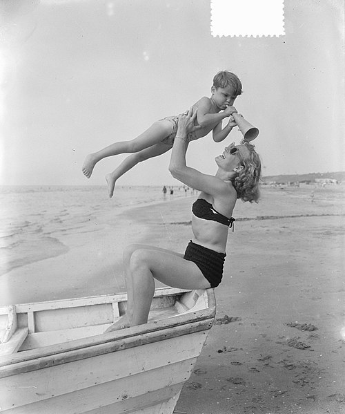 File:Zomerplaatjes aan strand van Zandvoort. Moeder en kind, Bestanddeelnr 905-7990.jpg