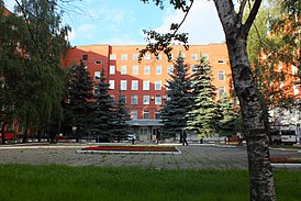 El patio del edificio del Instituto de Legislación y Derecho Comparado en la calle Bolshaya Cheryomushkinskaya.jpg