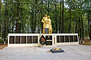 Пам’ятник 166 воїнам – односельчанам, загиблим на фронтах ВВВ Гавришівка біля клубу.JPG