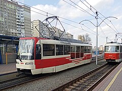 La station Serge Lifar du tram rapide de Kiev, deux Tatra T3.