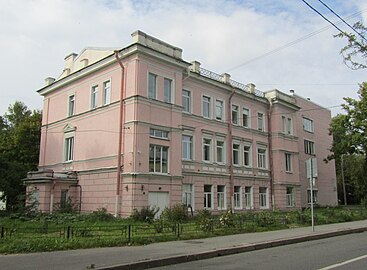 Дом 18. Постройка конца 19 века. Первоначально в здании располагался лазарет Санкт-Петербургского губернского земства