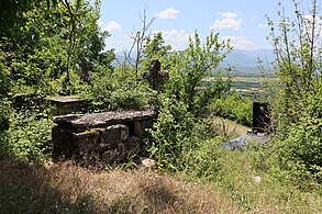 Гробови во црковниот двор