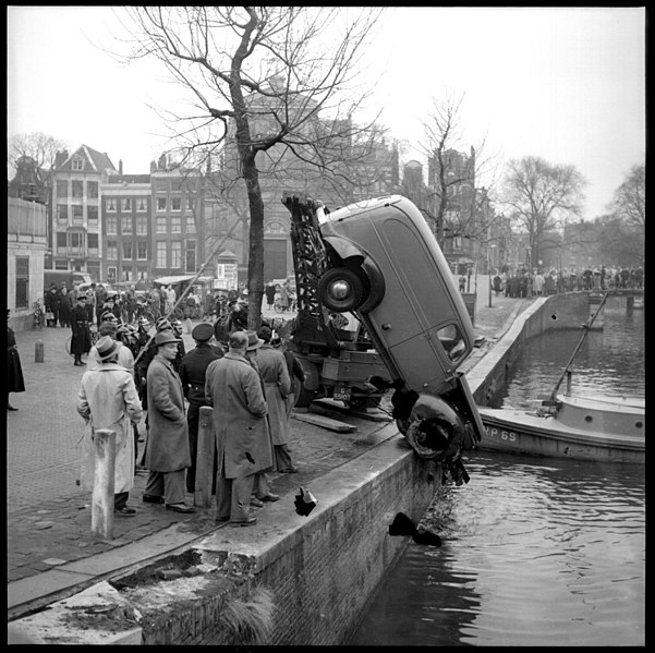 File:01-09-1952 10161B Bestelauto in Reguliersgracht (11909890543).jpg