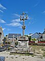 Saint-Nic ː le calvaire dans l'enclos paroissial de l'église Saint-Nicaise.