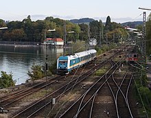 Blick von der Thierschbrücke auf den Bodenseedamm mit einer Zuggarnitur des ehemaligen alex