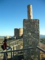 Detalle del punto geodésico en el cerro de Moya (Cuenca), con el castillo al fondo.