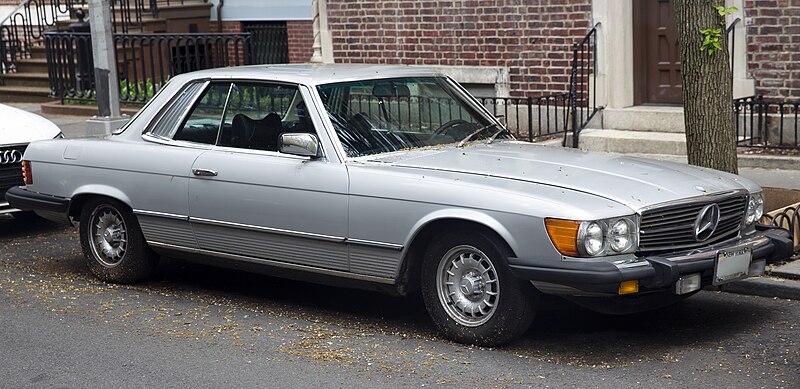 File:1977 Mercedes-Benz 450 SLC in Astral Silver Metallic (US model), front right.jpg